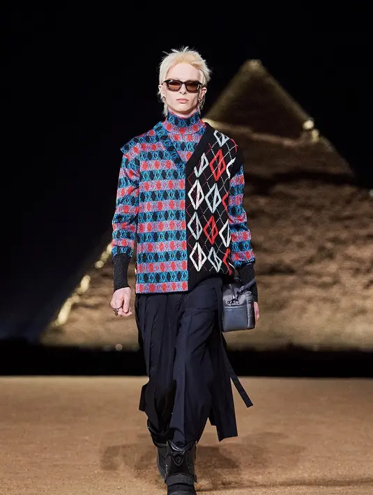 Ada pula rajutan dengan motif CD Diamond digabungkan dengan sweater yang representasi konstelasi Orion merujuk pada kode Rumah dan piramida Giza dari lokasi pertunjukan.