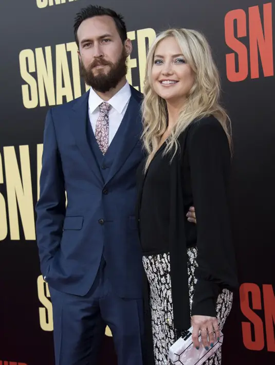 Melenggang di karpet merah pasangan Kate dan Danny menunjukan kemesraan mereka. Tak lepas bergandengan tangan, keduanya juga tidak malu berciuman di depan hadapan kamera awak media. (AFP/Bintang.com)