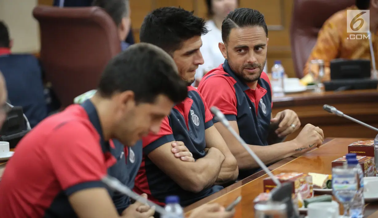Para pemain dari Tim A RCD Espanyol saat hadir di Balaikota, Jakarta, Rabu (19/7). Gubernur DKI Jakarta Djarot Saifulah berharap Persija mendapat pengalaman yang berharga, sehingga kedepannya mampu menjadi tim yang disegani. (Liputan6.com/Faizal Fanani)