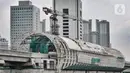 Aktivitas pekerja menyelesaikan pembangunan stasiun kereta Light Rail Transit (LRT) Dukuh Atas, Jakarta, Rabu (17/2/2021). Stasiun Dukuh Atas bakal menjadi hub transportasi Jakarta, atau titik di mana warga dari berbagai asal memilih dan berganti moda transportasi. (merdeka.com/Iqbal S Nugroho)
