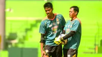 Kurnia Meiga dan Kadek Wardana sudah gabung latihan Arema lagi tetapi belum bisa dimainkan dalam waktu dekat. (Bola.com/Iwan Setiawan)