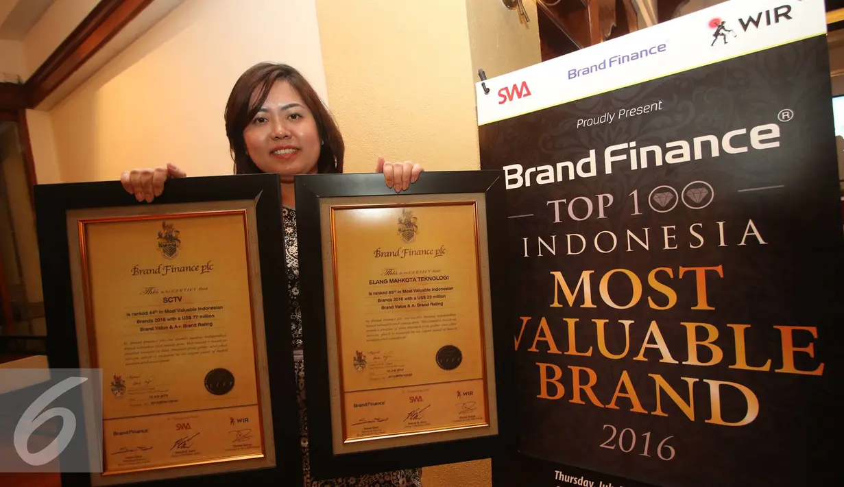 Corsec PT Elang Mahkota Teknologi Tbk (Emtek Group) Monika Ida Krisnamurti menunjukkan penghargaan yang diterima di Jakarta, Kamis (21/7). Emtek berhasil masuk jajaran Indonesia's Top 100 Most Valuable Brands 2016. (Liputan6.com/Immanuel Antonius)