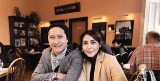 Istri presenter Arie Untung, Fenita Ari menjadi perbincangan warganet. Dalam unggahan foto yang diunggah suaminya, Fenita Arie tampil berbeda dari biasanya. (Instagram/ariekuntung)