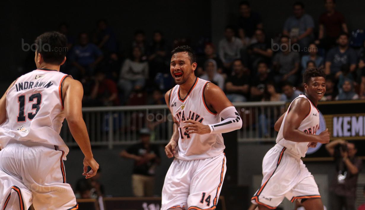 Ekspresi para pemain Pelita Jaya usai mecetak poin saat melawan Satria Muda pada laga Perbasi Cup 2017 di Sports Mall, Kelapa Gading, Jakarta, (10/11/2017). Pelita Jaya menang 82-77.  (Bola.com/Nick Hanoatubun)