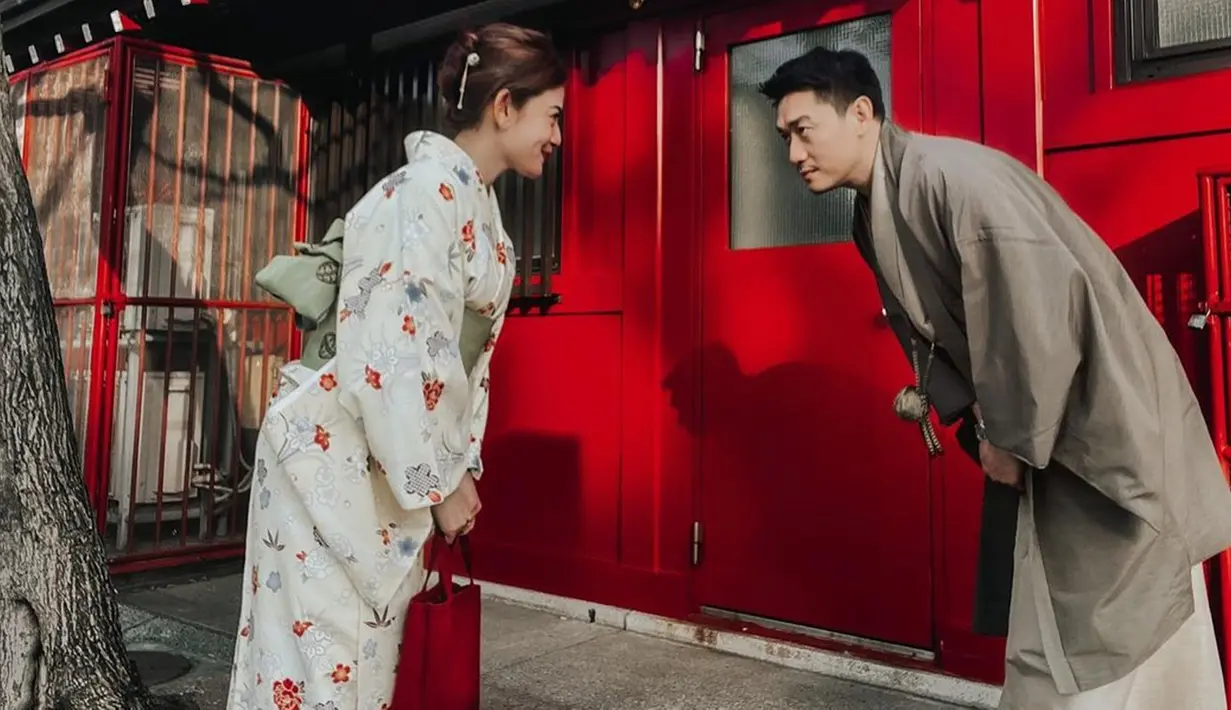 Ketika berkunjung ke Kuil Sensoji, mereka terlihat serasi mengenakan busana tradisional Jepang. Gayanya saat berfoto pun membuat mereka tampak bak warga lokal. Tampak romantis dengan saling menatap. (Liputan6.com/IG/@ifanseventeen)
