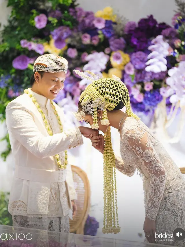 Rizky Febian dan Mahalini saat Akad Nikah kenakan adat Sunda. [Bridestory/@axioo]