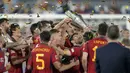 Selebrasi para pemain Timnas Spanyol dengan trofi juara setelah mengalahkan Kroasia pada laga final UEFA Nations League 2022/2023 di De Kuip Stadium, Rotterdam, Senin (19/6/2023) dini hari WIB. Timnas Spanyol menang 5-4 atas Kroasia lewat adu tendangan penalti. (AP Photo/Peter Dejong)