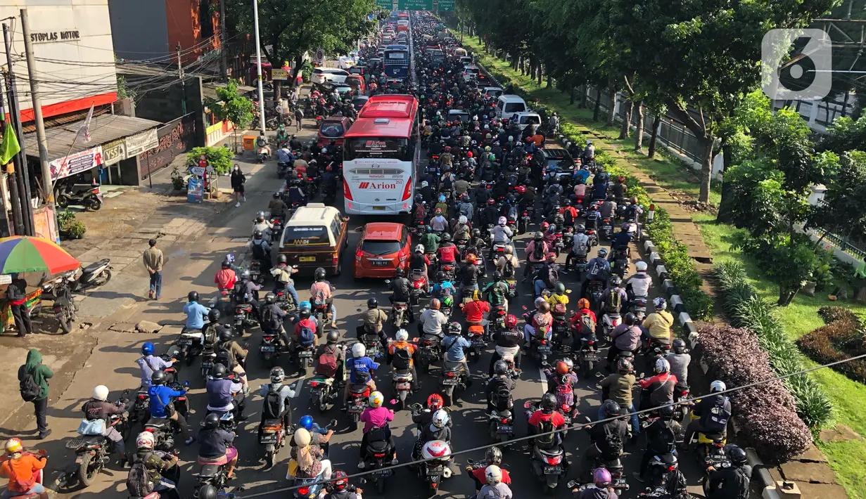 Suasana Jalan Lenteng Agung Raya, Tanjung Barat, Jakarta Selatan, yang macet pada Selasa (20/10/2020). Mulai meningkatnya aktivitas warga selama PSBB transisi menyebabkan kemacetan kembali terjadi di sejumlah titik Ibu Kota. (Liputan6.com/Immanuel Antonius)