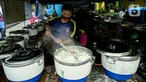 Petugas Taruna Siaga Bencana (Tagana) memasak nasi di Dapur Umum Kementerian Sosial di GOR Otista, Jakarta, Minggu (21/2/2021). Dalam sehari, petugas menyiapkan hingga 6.000 paket nasi kotak yang didistribusikan ke 11 kelurahan terdampak banjir. (Liputan6.com/Faizal Fanani)