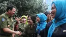 Gubernur DKI Basuki 'Ahok' Tjahaja Purnama (kiri) bersalaman dengan para guru saat meninjau hari pertama pelaksanaan ujian nasional (UN) di SMKN 27 Jakarta, Senin (13/4/2015). (Liputan6.com/Herman Zakharia)