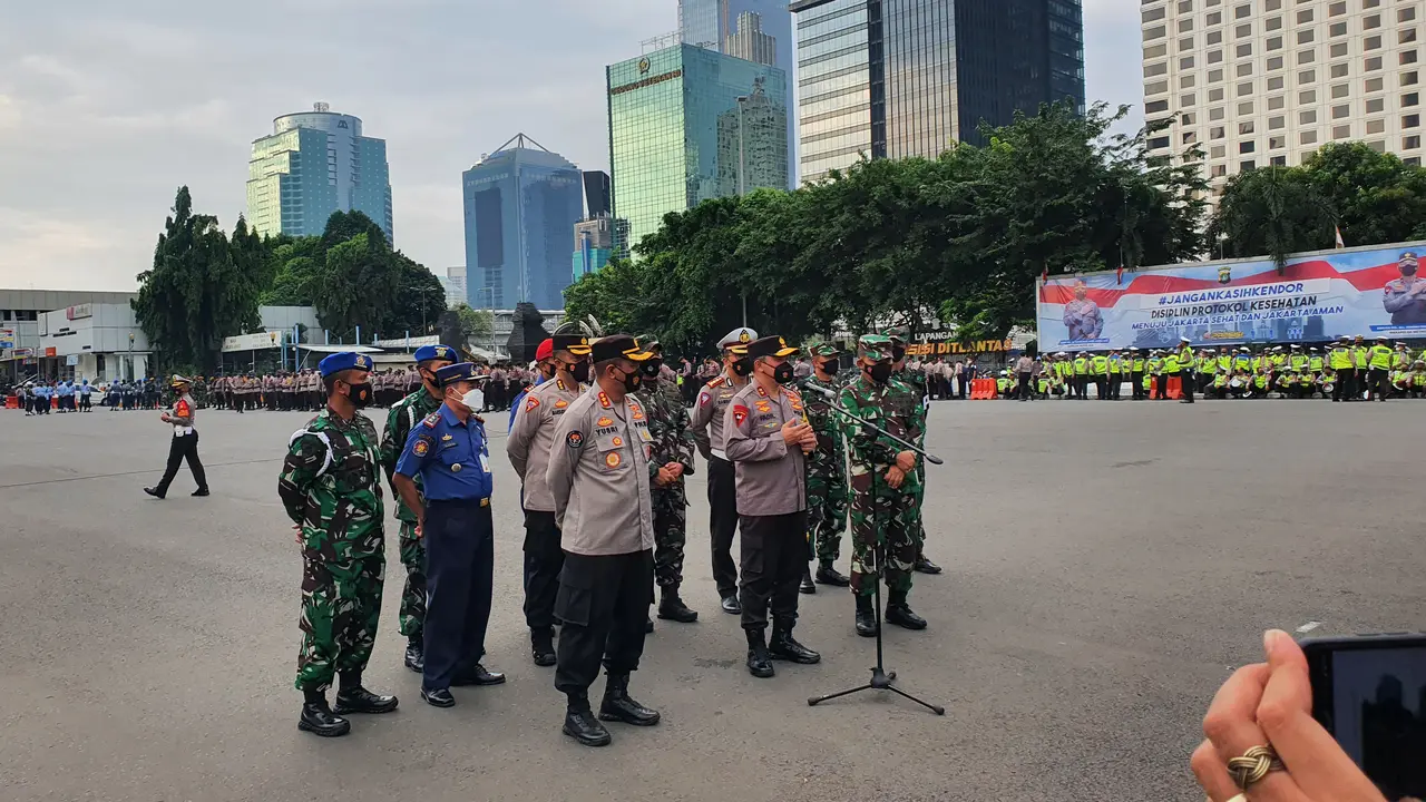 Kapolda Metro Jaya Irjen Pol Muhammad Fadil Imran dan Pangdam Jaya Mayjen TNI Dudung Abdurachman saat jumpa pers di Mapolda Metro Jaya.