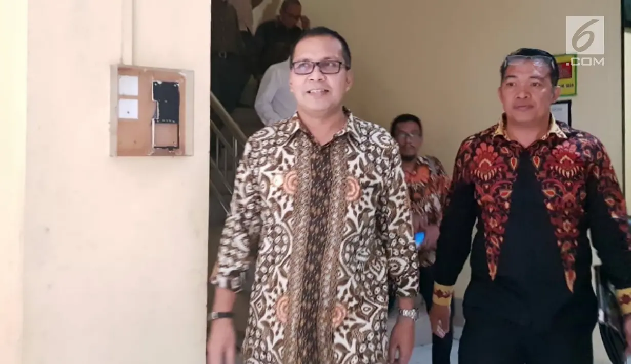 Ekspresi Wali Kota Makassar Mohammad Ramdhan Pomanto alias Danny Pomanto (kiri) saat menghadiri pemeriksaan Dit Reskrimsus Polda Sulsel, Kamis (21/6). Ketua DPRD Kota Makassar, Farouk M Betta meminta Danny Pomanto bersikap kooperatif. (Liputan6.com/HO)
