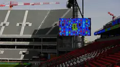 Tempat duduk tribun sementara dipasang untuk menambah kapasitas di dekat tribun reguler di BMO Field, Toronto, Kanada, pada Selasa 24 Maret 2026. Jelang perhelatan Piala Dunia 2026, BMO Field Stadium terus berbenah. (Cole BURSTON/AFP)