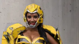 Seorang wanita mengenakan kostum karakter Bumblebee berpose untuk difoto saat mengikuti New York Comic Con 2017 di Jacob Javits Center (7/10). Acara ini merupakan sebuah ajang berkumpul bagi para penggemar komik. (AFP Photo/Timothy A. Clary)