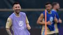 Pemain Argentina, Lionel Messi mengikuti latihan menjelang final Copa America 2024 melawan Kolombia di Florida International University (FIU), Miami, Florida, Amerika Serikat, Minggu (14/03/2024) WIB. (AFP/Juan Mabromata)