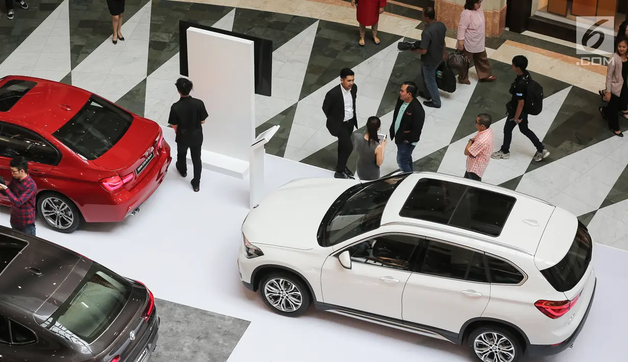 Pengunjung melihat mobil BMW pada acara BMW Exhibition yang berlangsung pada 15-17 Februari di Plaza Senayan, Jakarta, Jumat (15/2). Pasar mobil mewah (luxury car) tampaknya masih menjanjikan bagi bisnis otomotif dalam negeri. (Liputan6.com/Fery Pradolo)