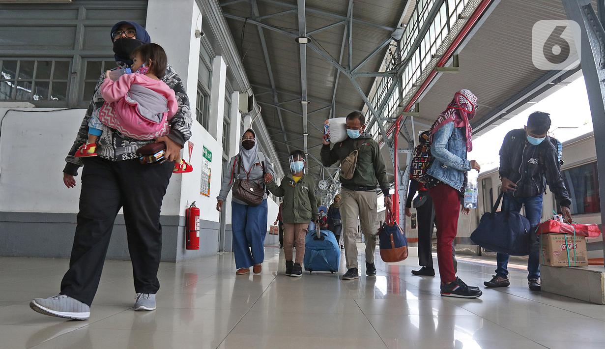 Penumpang kereta api Dharmawangsa Surabaya Pasarturi–Pasar Senen tiba di stasiun Senen, Jakarta, Minggu (3/01/2021). PT KAI Daop 1 memperkirakan sekitar 15.000 - 16.000 lebih penumpang KA Jarak Jauh turun di area Daop 1 Jakarta dari wilayah Jabar, Jateng dan Jatim. (Liputan6.com/Herman Zakharia)
