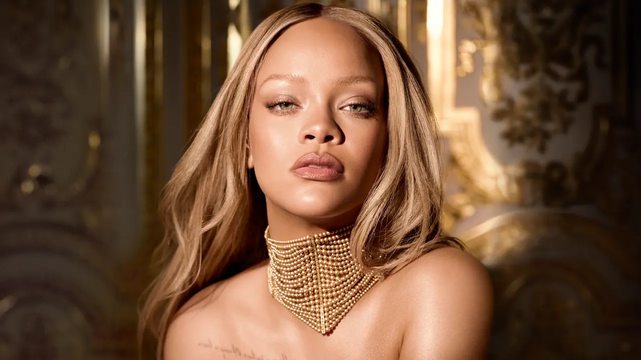 Pesona Rihanna Jadi Dewi Emas saat Perdana Bintangi Kampanye J’Adore dari Dior Beauty