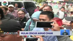 Mulan Jameela jenguk Ahmad Dhani di Rutan Medaeng, Sidoarjo. Kedatangan Mulan sempat ditolak pihak rutan karena tidak memiliki izin kunjungan.