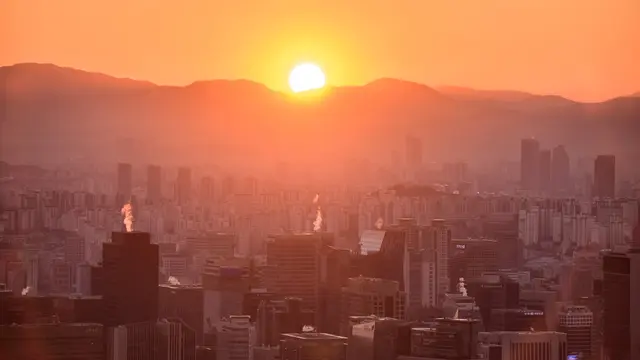 Melihat Keindahan Kota Seoul Saat Matahari Terbit