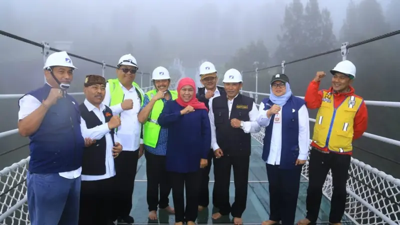 Gubernur Jawa Timur Khofifah Indar Parawansa kunjungi jembatan kaca Seruni Point (Istimewa)