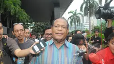 Mantan Gubernur Provinsi Papua, Barnabas Suebu memenuhi panggilan penyidik KPK, Jakarta, Kamis (12/2/2015). (Liputan6.com/Herman Zakharia)