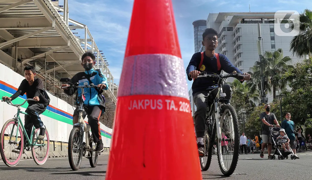 Warga bersepeda saat Car Free Day di Kawasan Bundaran HI, Jakarta, Minggu (4/9/2022). Pemerintah Provinsi DKI Jakarta akan memiliki jalur sepeda hingga 309,5 kilometer. (Liputan6.com/Angga Yuniar)
