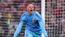 Matz Sels menggagalkan sepakan penendang kelima Ipswich, Jack Taylor, yang membuat Nottingham menang dengan skor 5-4. (Mike Egerton/PA via AP)