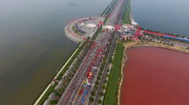 Air danau di Tiongkok tiba-tiba berubah jadi merah, Shanxi, Tiongkok, Minggu (25/9). Penyebab berubahnya warna air danau tersebut ternyata adalah ganggang. (REUTERS/Wei Liang)