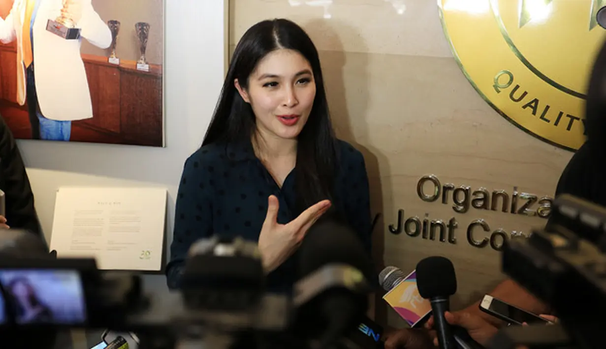 Usai melahirkan anak pertamanya, Raphael Moeis, pada 31 Desember 2017, Sandra Dewi akhirnya diizinkan pulang ke rumah. Ia memberikan komentarnya usai melahirkan. (Deki Prayoga/Bintang.com)