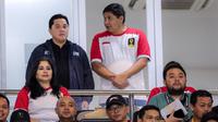 Ketua Steering Committee (SC) Piala Presiden 2024, Maruarar Sirait (kanan) berbincang dengan Ketua Umum PSSI, Erick Thohir sebelum dimulainya laga final Piala Presiden 2024 antara Borneo FC menghadapi Arema FC di Stadion Manahan, Solo, Minggu (4/8/2024). (Bola.com/Bagaskara Lazuardi)
