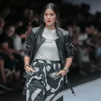 Aktris Dian Sastrowardoyo mengenakan busana bertajuk Cotton Ink x Dian Sastro pada Jakarta Fashion Week 2019 hari ke-5 di Senayan City, Rabu (24/10). "COTTONINK" mempersembahkan sejumlah rancangan dari beberapa artis. (Liputan6.com/Faizal Fanani)
