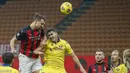 Striker AC Milan, Zlatan Ibrahimovic, membuat gol lewat tandukan kepala ke gawang Hellas Verona di masa injury time babak kedua dalam lanjutan Liga Italia Serie A pekan ke-7 di Stadion San Siro, Milan, Senin (9/11/2020). AC Milan bermain imbang 2-2 dengan Hellas Verona.(AP Photo/Antonio Calanni).