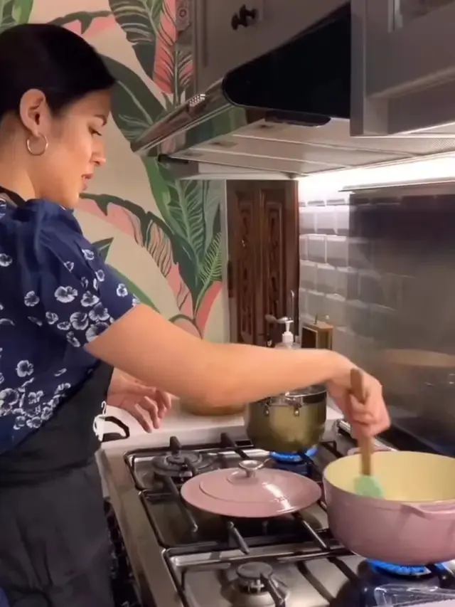 7 Potret Raisa saat Masak Ditemani Zalina Ini Curi Perhatian