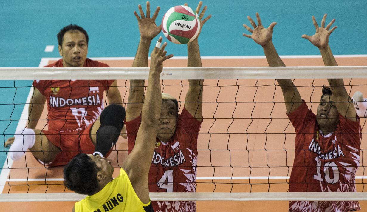 Pevoli duduk Indonesia, Bima Sanjaya, berusaha melakukan block saat melawan Myanmar pada laga Asian Para Games di Tenis Indoor Senayan, Jakarta, Minggu (7/10/2018). (Bola.com/Vitalis Yogi Trisna)