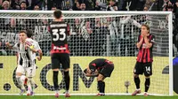 Ekspresi skuad AC Milan usai Christian Pulisic gagal menjebol gawang Juventus lewat titik penalti&nbsp;di pekan ke enam Serie A 2025/2026 di Allianz Stadium, Senin (06/10/2025). (Marco Alpozzi/LaPresse via AP)
