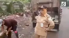Seperti Wali Kota Surabaya, Tri Rismaharini, Camat Palmerah di Jambi bernama Mursidah tak segan bertindak tegas seorang yang ingin buang sampah sembarangan.