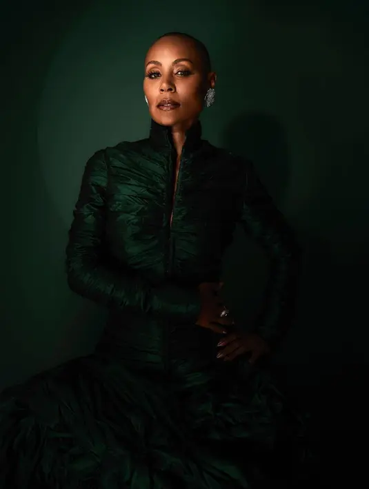 Riasan dengan warna lipstik gelap memberi tampilan bold versi Jada  (Foto: Instagram @jadapinkettsmith)