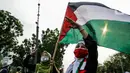 Pengunjuk rasa mengikuti aksi solidaritas untuk Palestina di depan Kedubes Amerika Serikat, Jumat (21/5/2021). Aksi yang diikuti berbagai elemen masyarakat dan ormas itu mengutuk serangan Israel dan mengajak masyarakat Indonesia untuk mendukung dan membantu Palestina. (Liputan6.com/Faizal Fanani)