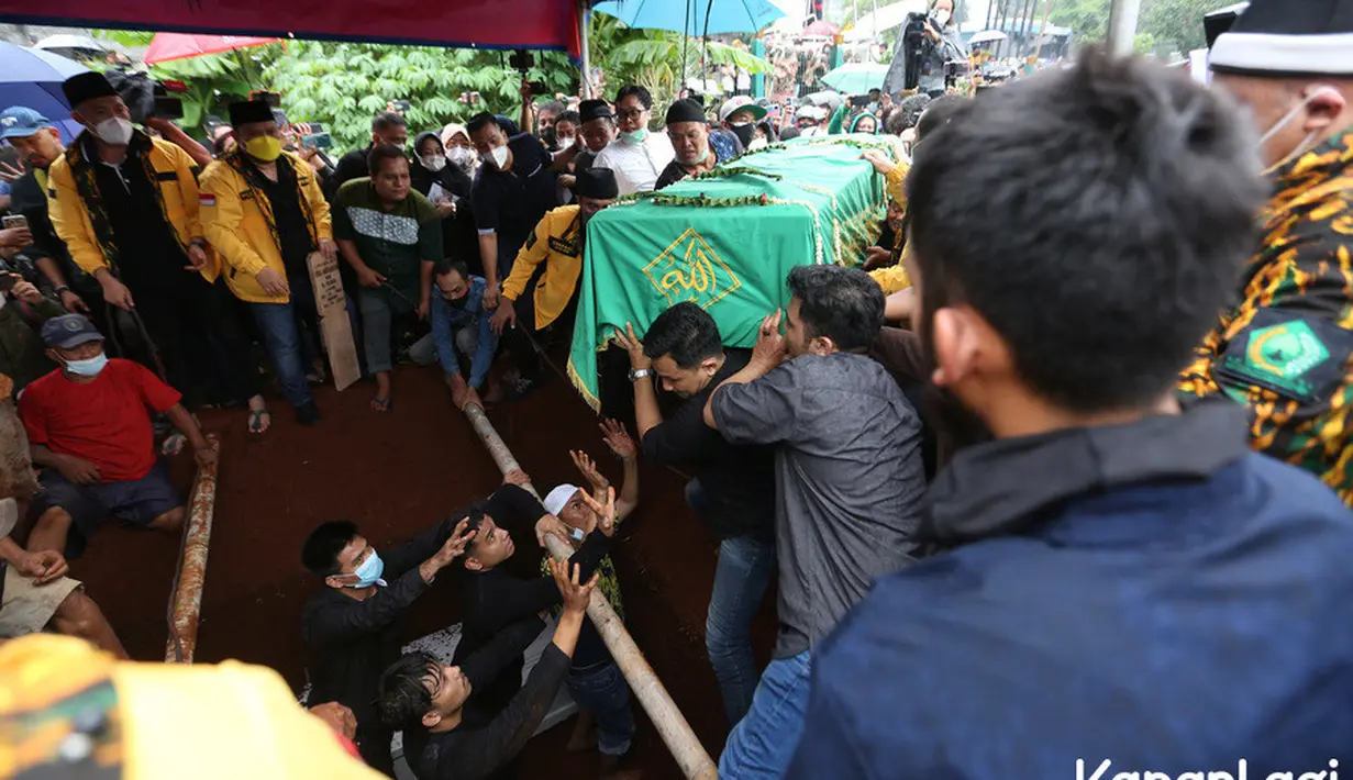 Berbeda dengan pemakaman biasanya, liang lahat tampak lebih lebar. (Kapanlagi.com/Budi Santoso)