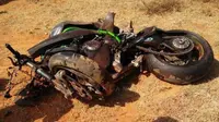 Kawasaki Ninja H2 hancur lebur setelah menghantam tembok. (Rushlane)