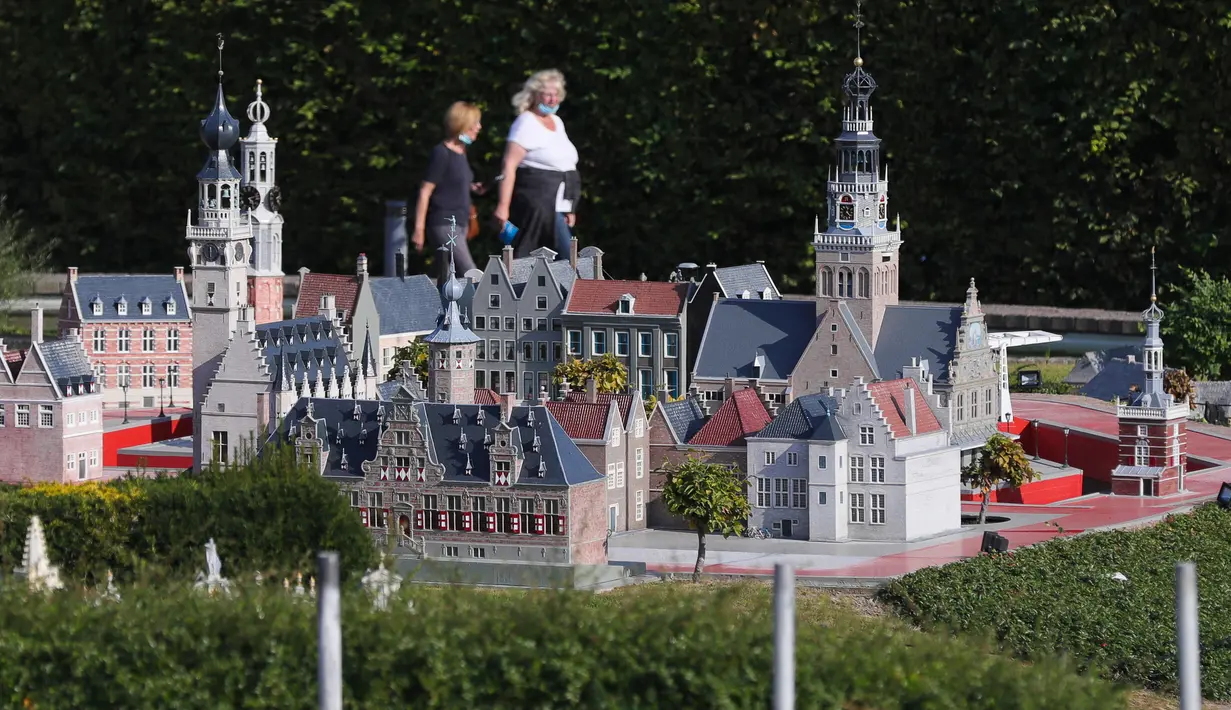 Para turis mengunjungi Taman Mini Eropa di Brussel, Belgia, pada 22 September 2020. Taman tersebut menyuguhkan versi miniatur dari berbagai lokasi wisata di Eropa. Taman Mini Eropa dibuka kembali pada Mei 2020 dengan menerapkan langkah-langkah pencegahan penyebaran COVID-19. (Xinhua/Zheng Huansong)