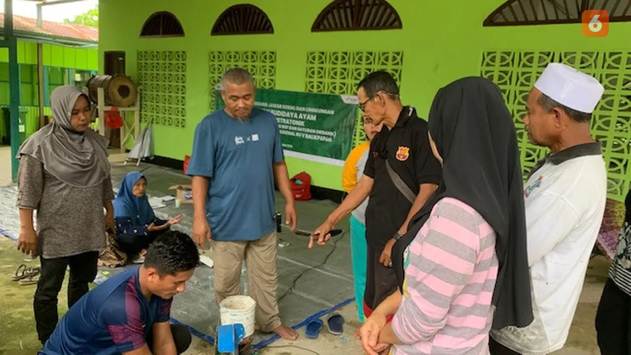 Pelatihan Pembuatan Pakan Ayam