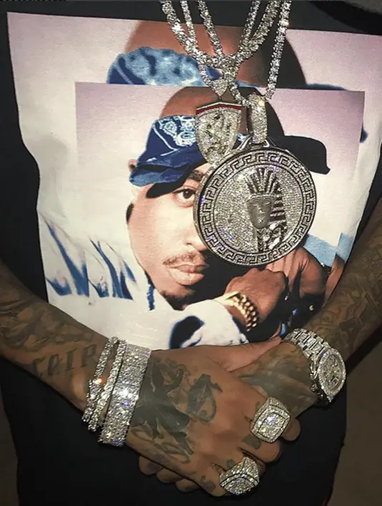 Tyga teramat beruntung menjadi kekasih pengusaha lipstick ini. Banyak hadiah yang diterimanya di hari ulang tahunnya. Bahagia, Tyga pun juga mengunggah video dan foto sambil menunjukan perhiasan yang diberikan Kylie. (Instagram/kinggoldchains)