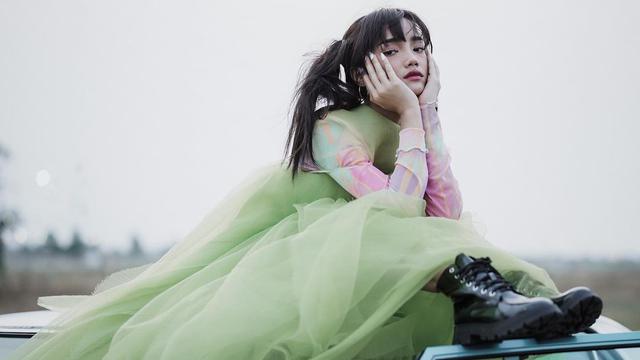 6 Gaya Pemotretan Terbaru Fuji An, Tampil Memesona Jadi Badut Melankolis