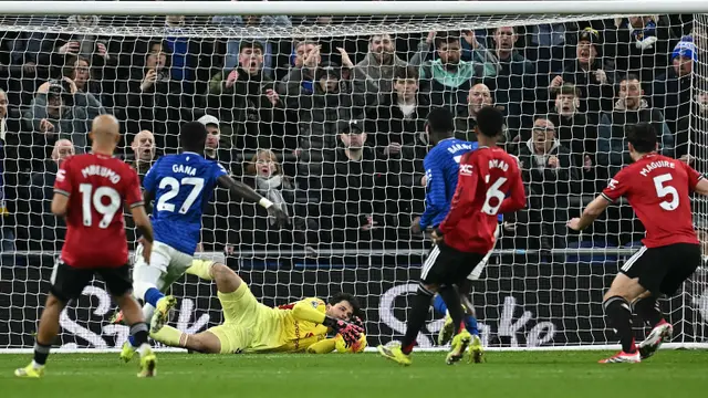 Foto: Penampilan Tangguh Senne Lammens di Bawah Mistar Manchester United