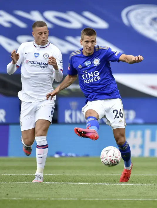 Pemain Chelsea Ross Barkley (kiri) berduel dengan pemain Leicester City Dennis Praet pada putaran keenam Piala FA di King Power Stadium, Leicester, Inggris, Minggu (28/6/2020). Chelsea melaju ke semifinal Piala FA usai menaklukkan Leicester City 1-0. (AP Photo/Rui Vieira, Pool)