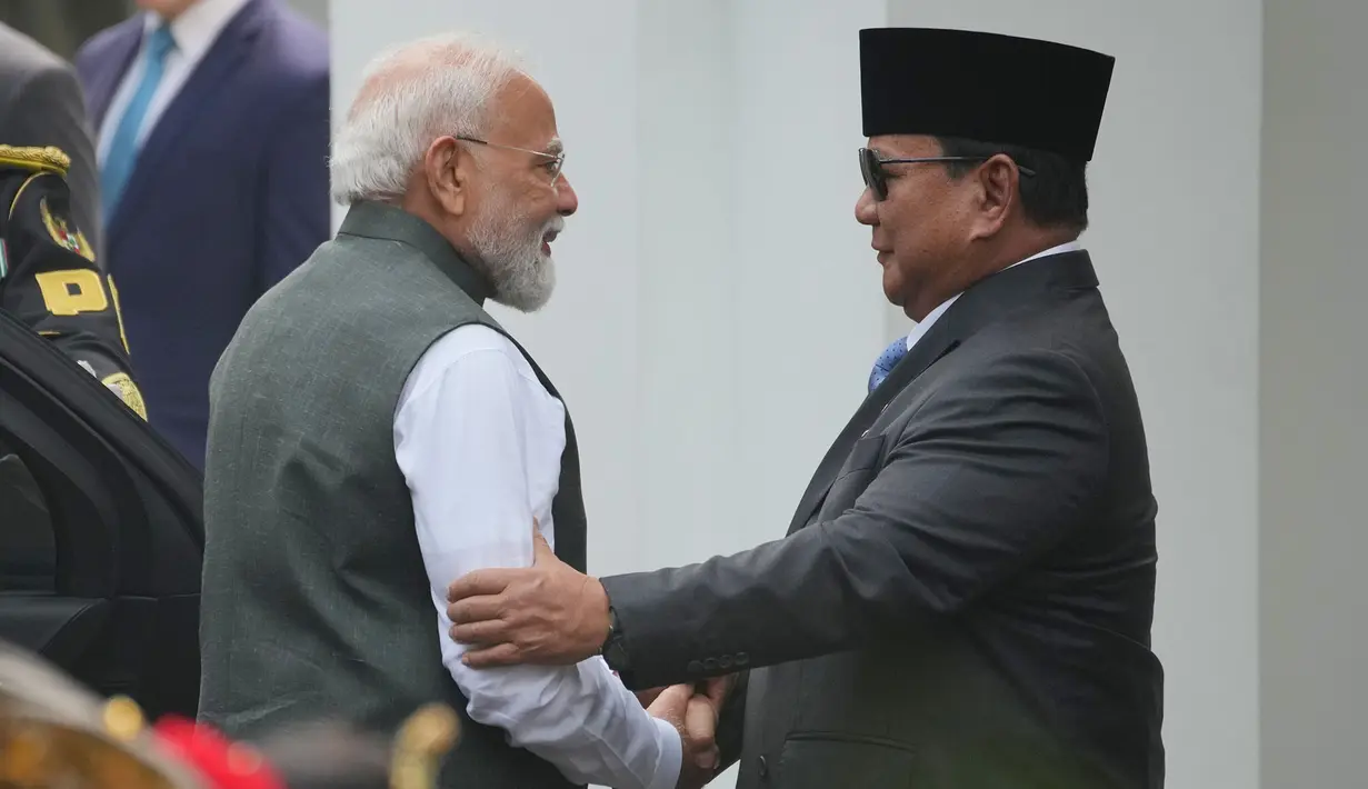 Presiden Prabowo Subianto menyambut Perdana Menteri India Narendra Modi saat tiba di Istana Merdeka, Jakarta, Selasa, 7 Juli 2026. (AP Photo/Achmad Ibrahim)
