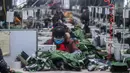 Karyawan membuat baju di Hangzhou Jiefeng Garments Co. Ltd. di Hangzhou, Provinsi Zhejiang, China, Rabu (12/2/2020). Di bawah arahan dan dukungan otoritas setempat, banyak perusahaan di Zhejiang kembali beroperasi setelah melakukan pencegahan dan pengendalian wabah virus corona. (Xinhua/Xu Yu)
