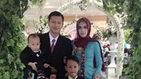 Zaenal Arif, menikmati kebersamaan bareng anak dan istri usai gantung sepatu. (Bola.com/Fahrizal Arnas)